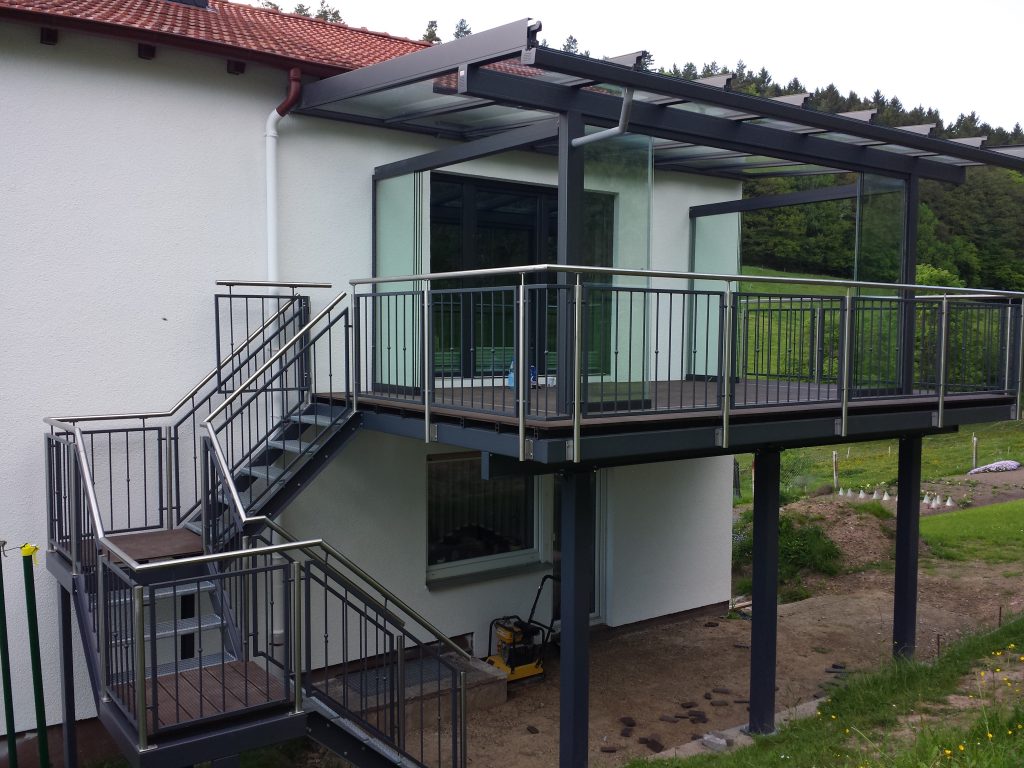 Balkonanlage. Besteht aus: - Balkonstahlkonstruktion - Treppenalage - Glasdach mit integrierte Markise - Glas Schiebetüren von alle drei Seiten